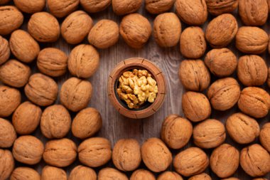 Ceviz ve kabuklu çekirdekler. Sağlıklı beslenme konsepti. Doğa geçmişi. Düz yatıyordu.