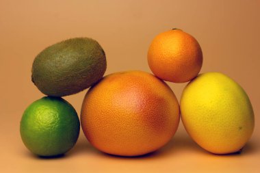 Sarı arka planda taze meyveler. Sağlıklı yaşam, dengeli diyet kompozisyon tasarımı konsepti. Boşluk kağıt kartını kopyala.