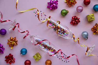 Gözlüklerin yaratıcı Noel düzeni ve pembe arka planda yeni yıl süslemeleri. Tebrik kartı. Kış tatili, Noel zamanı konsepti. Düz yatıyordu.