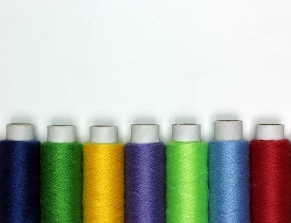 Farbige Nähgarnspulen Auf Weißem Hintergrund Needlework Konzept Kopierraum Flache Lage — Stockfoto