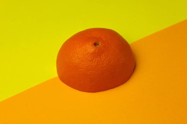 Parlak bir arka planda yarım portakal. Tropik meyve asgari konsept.