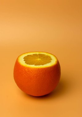 Parlak bir arka planda yarım portakal. Tropik meyve asgari konsept.