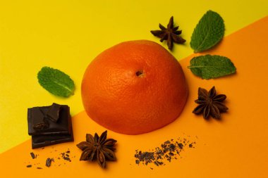Portakal, çikolata, yıldız anasonlu, parlak arkaplanlı, yaratıcı düz kompozisyon. Meyve aromalı karışım. Minimalizm kavramı. Boşluğu kopyala.