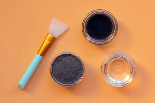 Kara kil maskesi için malzemeler: kuru kil, bitmiş maske, su, fırça. Yaş, kaldırma ve tonlama tedavisi. Doğal bütünsel güzellik kavramı. Düz yat, boşluğu kopyala.