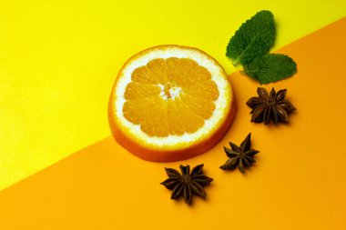 Modaya uygun turuncu çizim, yıldız anason, parlak bir arka plan. Meyve aromalı karışım. Yaratıcı minimalizm kavramı. Boşluğu kopyala.