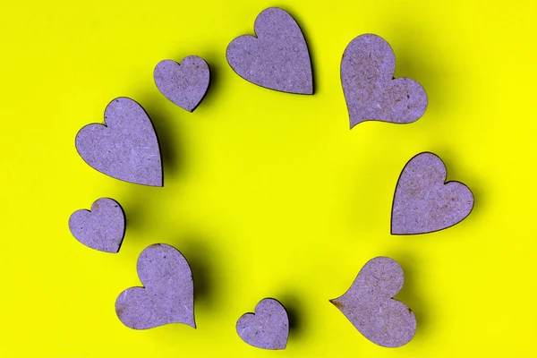 Corazones Madera Sobre Fondo Amarillo Día San Valentín Concepto Vacaciones —  Fotos de Stock