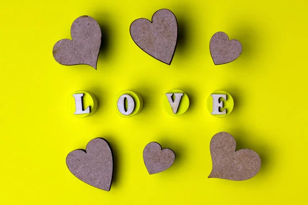 Corazones Palabras Amor Hechas Letras Madera Fondo Amarillo Día San — Foto de Stock