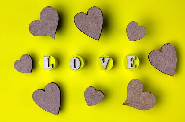 Corazones Palabras Amor Hechas Letras Madera Sobre Fondo Amarillo Día —  Fotos de Stock