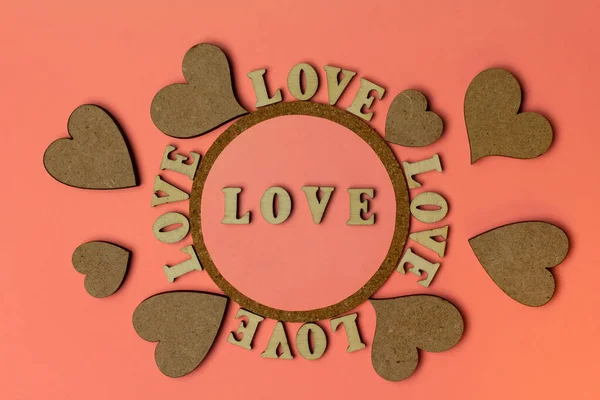 Corazones Palabras Amor Hechas Letras Madera Sobre Fondo Rosa Día —  Fotos de Stock