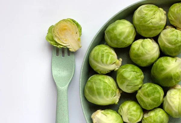 绿色的苞片芽 盘和叉子隔离在白色的背景 适当营养的概念 饮食中的配料 复制空间 — 图库照片