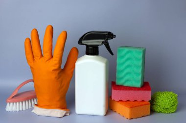 Mutfak, banyo ve diğer odaların çeşitli yüzeylerini temizlemek için renkli bir set. Temizlik hizmeti konsepti. Erken bahar temizliği. Boşluğu kopyala. 
