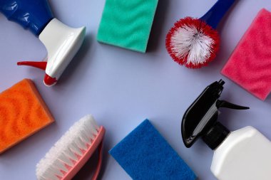 Yaratıcı düz kompozisyon, mutfak, banyo ve diğer odaların çeşitli yüzeylerini temizlemek için ayarlanmış. Temizlik ya da temizlik konsepti. Düz yat, boşluğu kopyala.