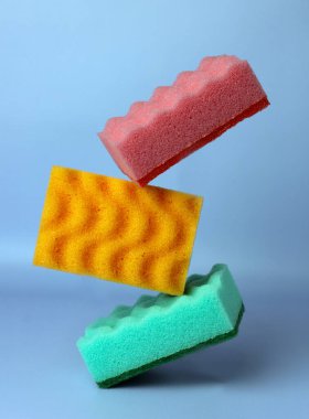 Bulaşık ve su tesisatı için sünger. Denge dengesi. Temizlik hizmeti konsepti. Boşluğu kopyala.