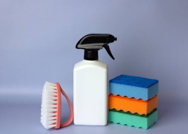 Mutfak, banyo ve diğer odaların çeşitli yüzeylerini temizlemek için renkli bir set. Temizlik hizmeti konsepti. Erken bahar temizliği. Boşluğu kopyala.