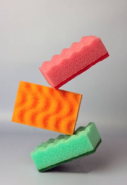 Bulaşık ve su tesisatı için sünger. Denge dengesi. Seramikte kirlenmek için aşındırıcı süngerler. Boşluğu kopyala.