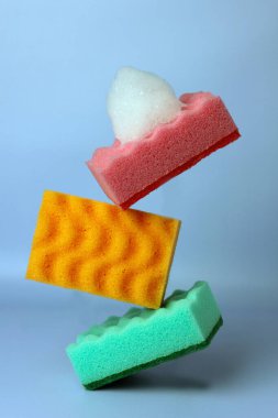 Sünger ve köpük yıkıyorum. Yaratıcı kavramı dengelemek. Temizlik servisi. Boşluğu kopyala.