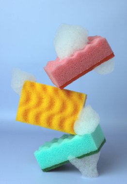 Sünger ve köpük yıkıyorum. Yaratıcı kavramı dengelemek. Temizlik servisi. Boşluğu kopyala.