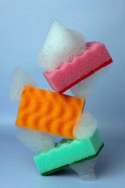 Sünger ve köpük yıkıyorum. Yaratıcı kavramı dengelemek. Temizlik servisi. Boşluğu kopyala.