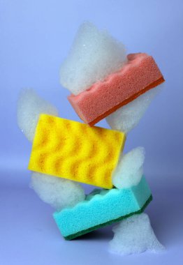 Sünger ve köpük yıkıyorum. Yaratıcı kavramı dengelemek. Temizlik servisi. Boşluğu kopyala.