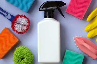 Mutfak, banyo ve diğer odaların çeşitli yüzeylerini temizlemek için renkli dekorlar. Temizlik hizmeti konsepti. Erken bahar temizliği. Düz yat, boşluğu kopyala.