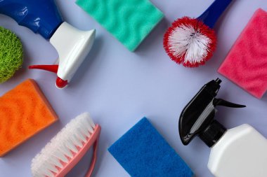 Yaratıcı düz kompozisyon, mutfak, banyo ve diğer odaların çeşitli yüzeylerini temizlemek için ayarlanmış. Temizlik ya da temizlik konsepti. Düz yat, boşluğu kopyala.