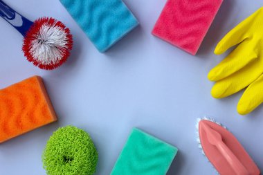 Mutfak, banyo ve diğer odaların çeşitli yüzeylerini temizlemek için renkli dekorlar. Temizlik hizmeti konsepti. Erken bahar temizliği. Düz yat, boşluğu kopyala.
