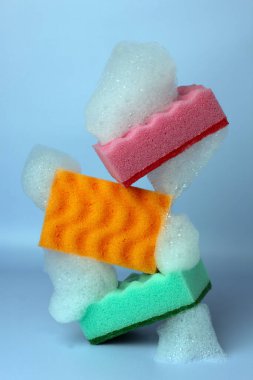 Sünger ve köpük yıkıyorum. Yaratıcı kavramı dengelemek. Temizlik servisi. Boşluğu kopyala.