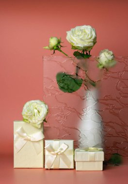 Hediyelerin moda kompozisyonu, vazoda güller ve dekoratif bardaklar. Tatil ve dilekler kavramı. Pankart, el ilanı, fotokopi alanı olan kartpostal. 8 Mart Kadınlar Günü için tebrik kartı.