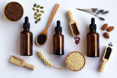 Aromatik yağlı cam şişe ya da beyaz arka planda izole edilmiş malzemeli serum. Doğal organik kozmetik kaplıca konsepti.