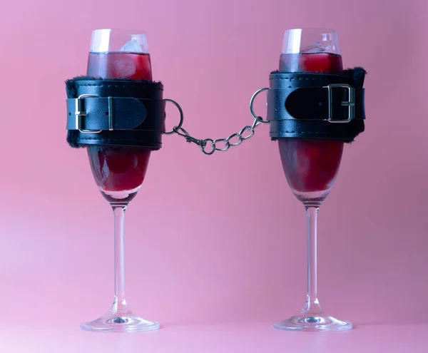 Δημιουργική Σύνθεση Χειροπέδες Και Δύο Ποτήρια Κρασί Ιδέα Μιας Ρομαντικής — Φωτογραφία Αρχείου