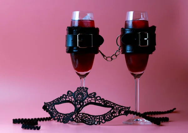 Composition Tendance Avec Masque Dentelle Pour Femme Deux Verres Décorés — Photo