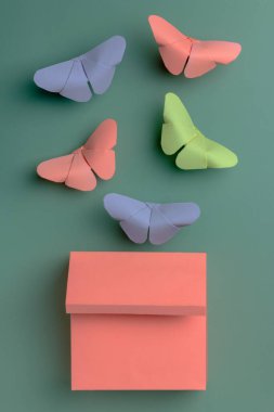 Origami kağıt kelebekleri parlak bir kutudan uçar. Kadınlar Günü, Sevgililer Günü ve Aşk Konsepti. Uyum duygusu. Kağıt kesim stili. Düz yat, boşluğu kopyala.
