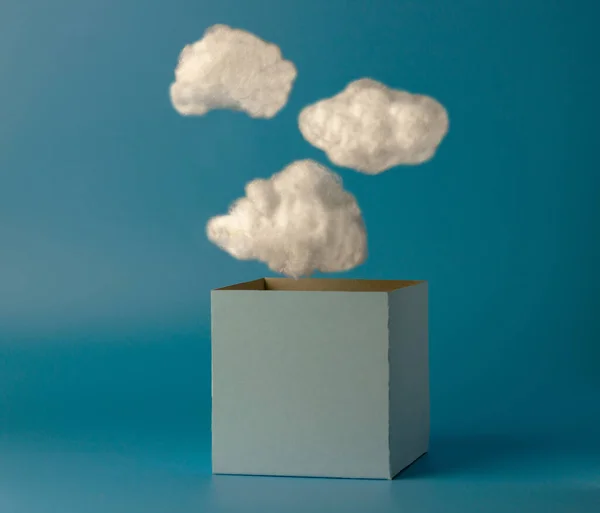 Scatola Nuvole Sfondo Blu Concetto Creativo Pensa Fuori Dagli Schemi — Foto Stock