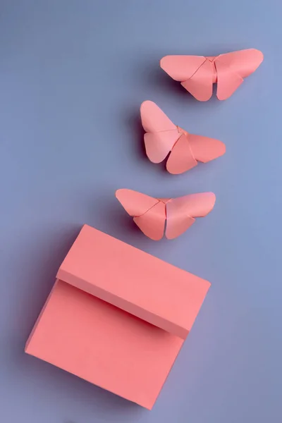 Origami Πεταλούδες Χαρτί Πετούν Έξω Από Ένα Κουτί Γιορτές Και — Φωτογραφία Αρχείου