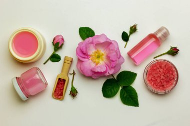 Banyo tuzu, tonik, miselyum suyu, tüm arka planda krema ve güller. Çay doğal kozmetik konsepti. Organik yüz ve vücut bakım ürünleri. Düz yatıyordu. Boşluğu kopyala.