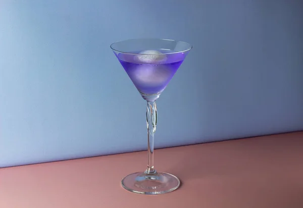 Μωβ Ποτό Παγωμένη Καλοκαιρινή Λεμονάδα Κοκτέιλ Ροζ Και Μπλε Φόντο — Φωτογραφία Αρχείου