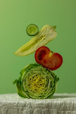 Yeşil arka planda taze sebzeler. Sağlıklı yaşam, dengeli diyet kompozisyon tasarımı konsepti. Boşluk kağıt kartını kopyala.