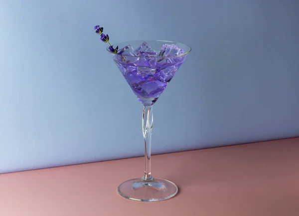 Μωβ Ποτό Παγωμένη Καλοκαιρινή Λεμονάδα Κοκτέιλ Ροζ Και Μπλε Φόντο — Φωτογραφία Αρχείου