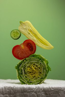 Yeşil arka planda taze sebzeler. Sağlıklı yaşam, dengeli diyet kompozisyon tasarımı konsepti. Boşluk kağıt kartını kopyala.