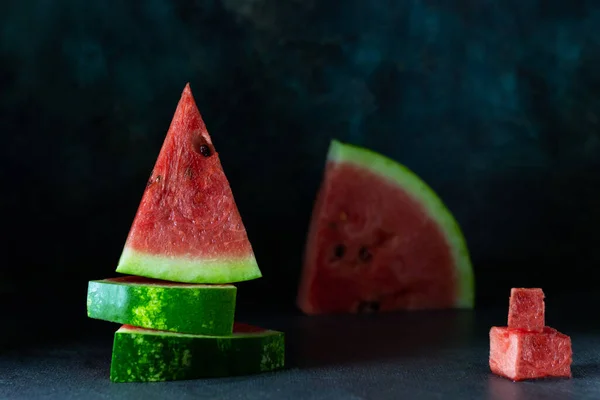 Vida Morta Moda Com Pedaços Melancia Vermelha Crua Fundo Escuro — Fotografia de Stock