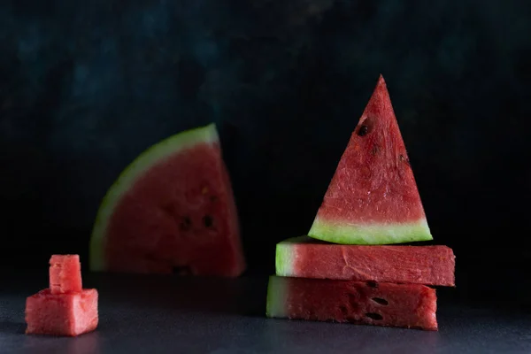 Composição Criativa Com Pedaços Melancia Vermelha Crua Fundo Escuro Conceito — Fotografia de Stock