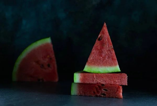 Composición Creativa Con Piezas Sandía Roja Cruda Sobre Fondo Oscuro — Foto de Stock