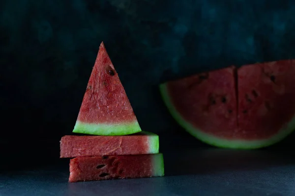 Bodegón Moda Con Piezas Sandía Roja Cruda Sobre Fondo Oscuro — Foto de Stock