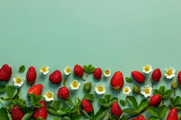 Composição Moda Com Morangos Crus Com Flores Folhas Fundo Azul — Fotografia de Stock