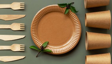 Eko el işi kağıt sofra takımı ile yaratıcı kompozisyon. Sıfır atık, çevre dostu, fotokopi alanı olan plastikten arkaplan. Sürdürülebilir yaşam tarzı.