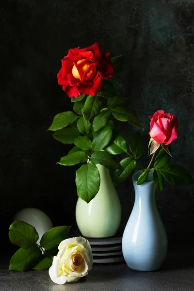 Koyu Arkaplanlı Vazolarda Güller Olan Modaya Uygun Bir Kompozisyon Yaratıcı — Stok fotoğraf