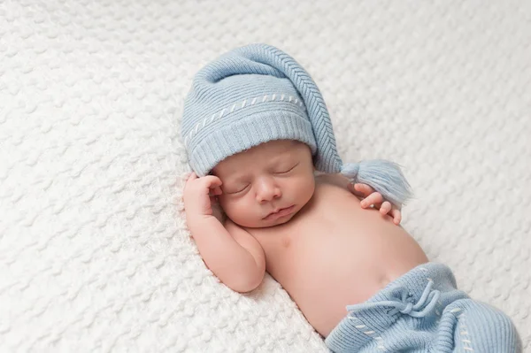 Sovande nyfödd Baby pojke bär en sovande mössa — Stockfoto