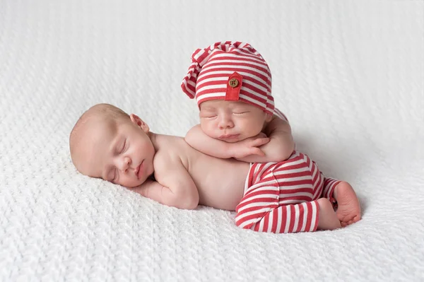 Спящие новорожденные мальчики-близнецы — стоковое фото