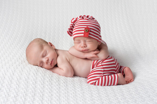 Спящие новорожденные мальчики-близнецы
