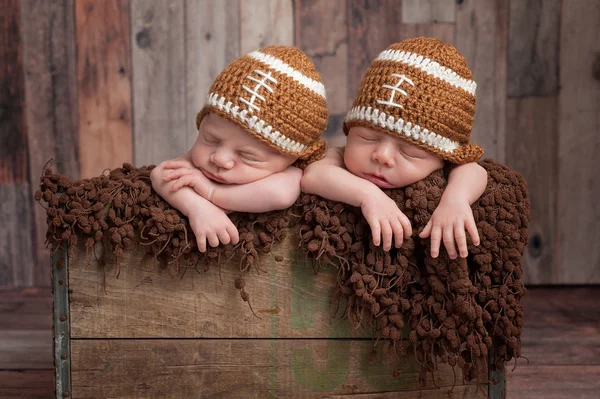 Gemelos bebé niños usando fútbol en forma de sombreros —  Fotos de Stock